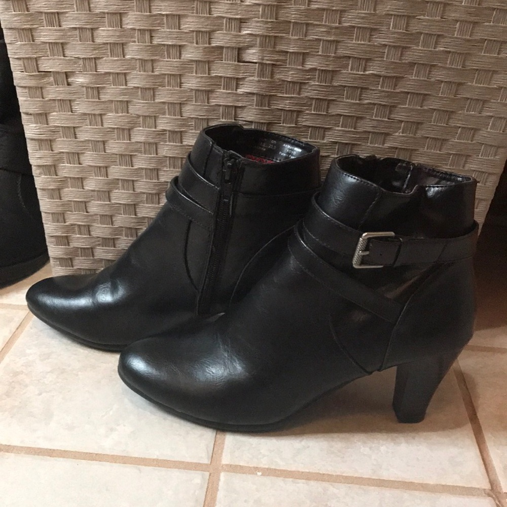Very cute ankle booties with small heel